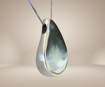 Grote 925 zilver strakke druppel 3d hanger ketting beige achtergrond 1