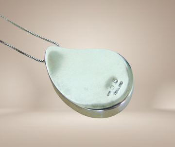 Grote 925 zilver strakke druppel 3d hanger ketting beige achtergrond 3