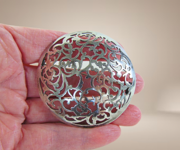 Grote ajour antiek zilveren ronde broche beige achtergrond 1