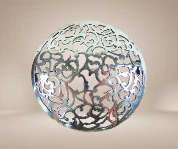 Grote ajour antiek zilveren ronde broche beige achtergrond 2