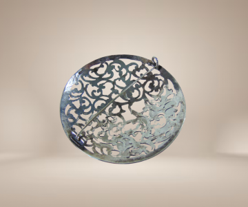 Grote ajour antiek zilveren ronde broche beige achtergrond 3