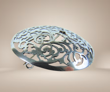 Grote ajour antiek zilveren ronde broche beige achtergrond 4
