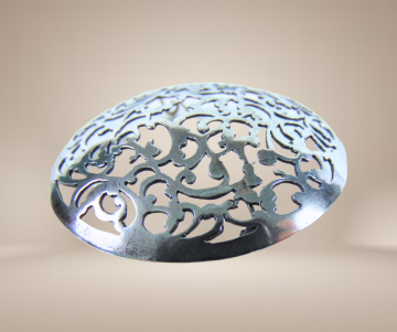 Grote ajour antiek zilveren ronde broche beige achtergrond 5