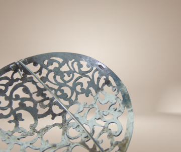 Grote ajour antiek zilveren ronde broche beige achtergrond