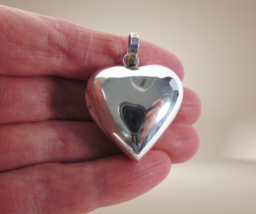 Grote alpaca puffy heart bol hart hanger beige achtergrond 4