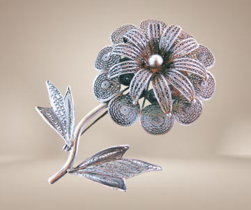 Grote antieke zilveren 3d filigraan bloem met steel beige achtergrond