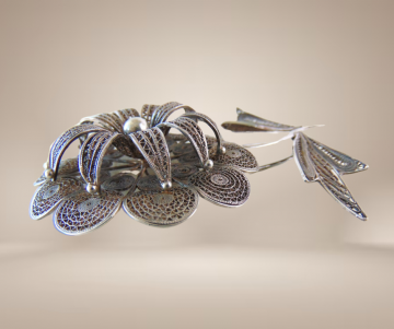 Grote antieke zilveren 3d filigraan bloem met steel beige achtergrond 2