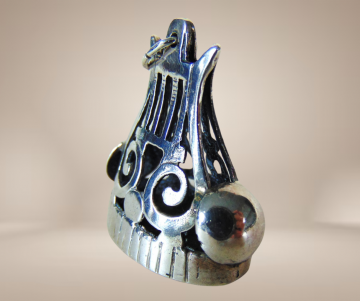 Grote antieke zilveren signet zegel hanger beige achtergrond 1