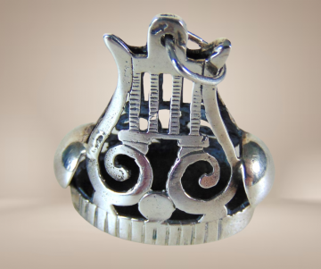 Grote antieke zilveren signet zegel hanger beige achtergrond 2