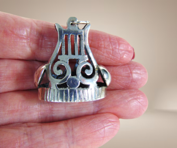 Grote antieke zilveren signet zegel hanger beige achtergrond 3