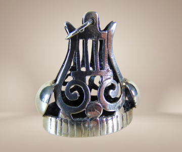 Grote antieke zilveren signet zegel hanger beige achtergrond 4