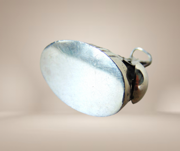 Grote antieke zilveren signet zegel hanger beige achtergrond 5