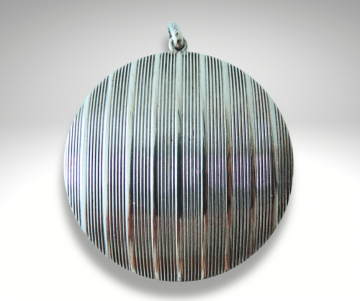Grote art deco engine turned striped compact medaillon zilver hanger pr 2