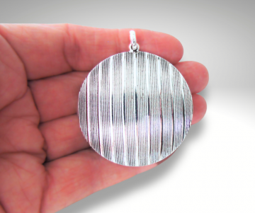 Grote art deco engine turned striped compact medaillon zilver hanger pr 3