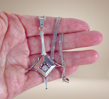 Grote art deco hanger modernist solitair zirkonia ketting beige achtergrond 6