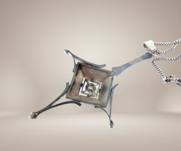 Grote art deco hanger modernist solitair zirkonia ketting beige achtergrond 7