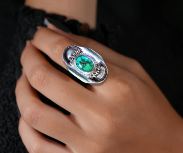 Grote brede hubei turquoise ring op hand