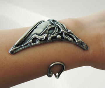 Grote brutalist modernist verzilverde klem armband bovenarm  op arm