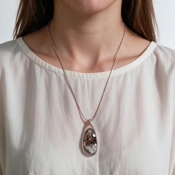Grote brutalist pyriet nugget zilveren druppel hanger ketting model