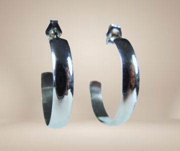 Grote driekwart creolen zilver glad beige achtergrond