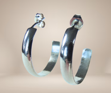 Grote driekwart creolen zilver glad beige achtergrond 1