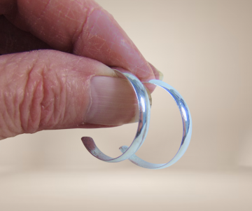 Grote driekwart creolen zilver glad beige achtergrond 3