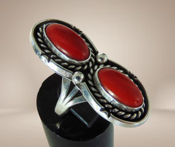Grote dubbele native american navajo zilveren ring koraal beige achtergrond 1