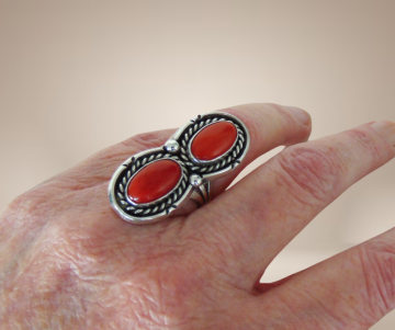 Grote dubbele native american navajo zilveren ring koraal beige achtergrond 3