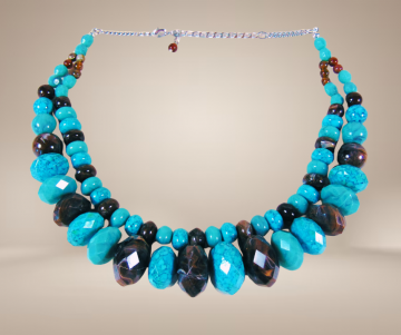 Grote dubbele streng turquoise en bruin gemeleerd facet kunststof kralen ketting beige achtergrond