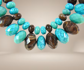 Grote dubbele streng turquoise en bruin gemeleerd facet kunststof kralen ketting beige achtergrond 1