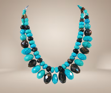 Grote dubbele streng turquoise en bruin gemeleerd facet kunststof kralen ketting beige achtergrond 2