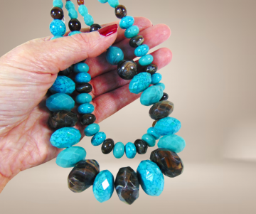 Grote dubbele streng turquoise en bruin gemeleerd facet kunststof kralen ketting beige achtergrond 5