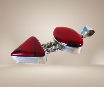 Grote dubbele taxco mexico zilver bloedsteen hanger beige achtergrond 2