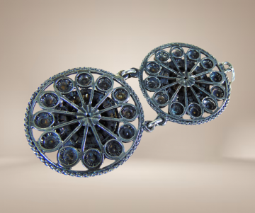 Grote dubbele zeeuwse knop hanger beige achtergrond