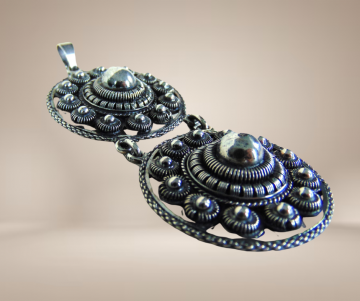 Grote dubbele zeeuwse knop hanger beige achtergrond 1