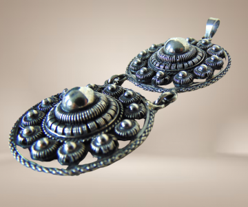 Grote dubbele zeeuwse knop hanger beige achtergrond 2