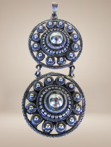 Grote dubbele zeeuwse knop hanger beige achtergrond 3