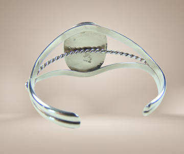 Grote hopi overlay ovale zilveren kokopelli armband beige achtergrond 1