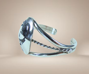 Grote hopi overlay ovale zilveren kokopelli armband beige achtergrond 2