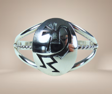 Grote hopi overlay ovale zilveren kokopelli armband beige achtergrond 3