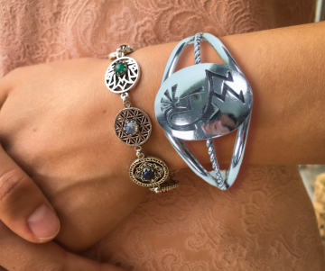 Grote hopi overlay ovale zilveren kokopelli armband op arm hippie