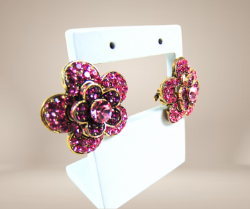 Grote knalroze strass bloem oorbellen clips beige achtergrond  1