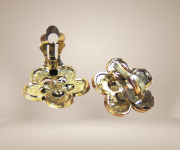 Grote knalroze strass bloem oorbellen clips beige achtergrond  3