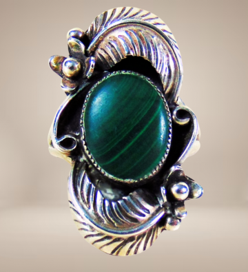 Grote lange zilveren navajo malachiet ring beige achtergrond