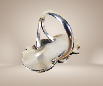 Grote lange zilveren navajo malachiet ring beige achtergrond 1