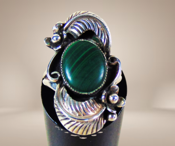Grote lange zilveren navajo malachiet ring beige achtergrond 2