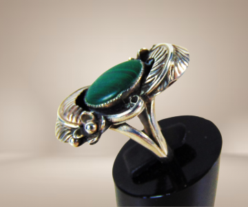 Grote lange zilveren navajo malachiet ring beige achtergrond 3