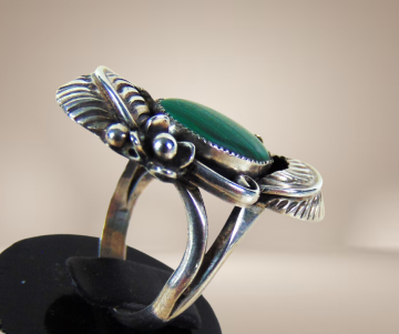 Grote lange zilveren navajo malachiet ring beige achtergrond 4