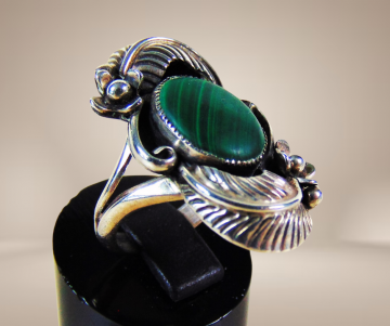 Grote lange zilveren navajo malachiet ring beige achtergrond 5