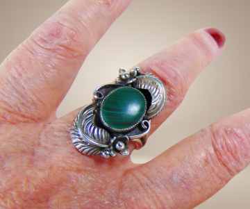 Grote lange zilveren navajo malachiet ring beige achtergrond 6